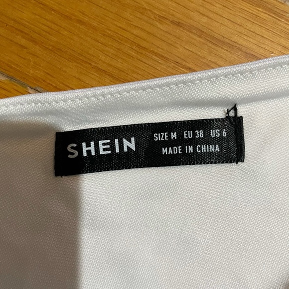 One shoulder white crop top size medium - Picture 3 of 4